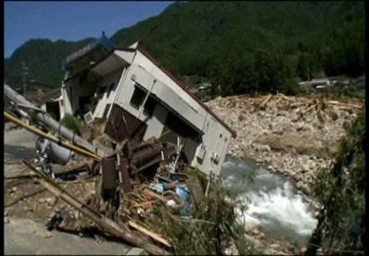 El tifón Talas arrasa en Japón