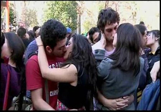 Los chilenos protestan con un besatón