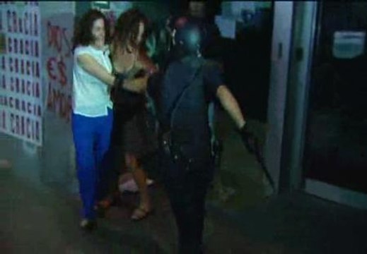 Continúa la polémica por la carga policial contra los manifestantes laicos