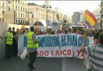 Enfrentamiento verbal entre la manifestación atea y los peregrinos
