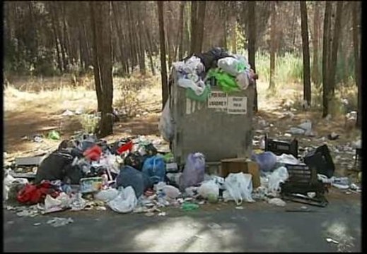 Basura por todos lados en el embalse de Cubillas