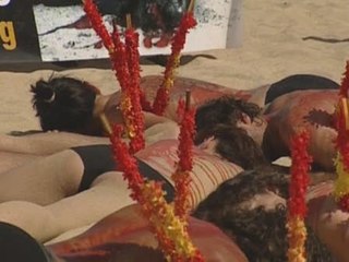 Performance antitaurina en la playa de la Concha