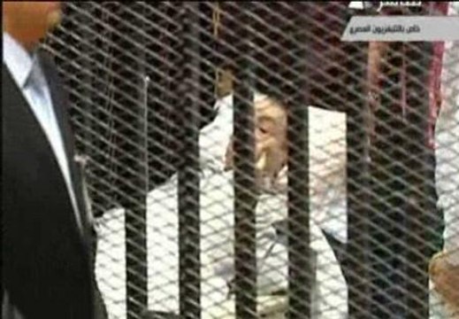 Mubarak llega al juicio en camilla