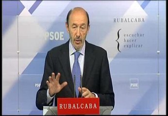 Rubalcaba: "¿Se le ocurre al PP algo más? Aunque sea desde la playa"
