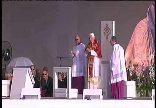 El Papa es recibido entre vítores en Cibeles