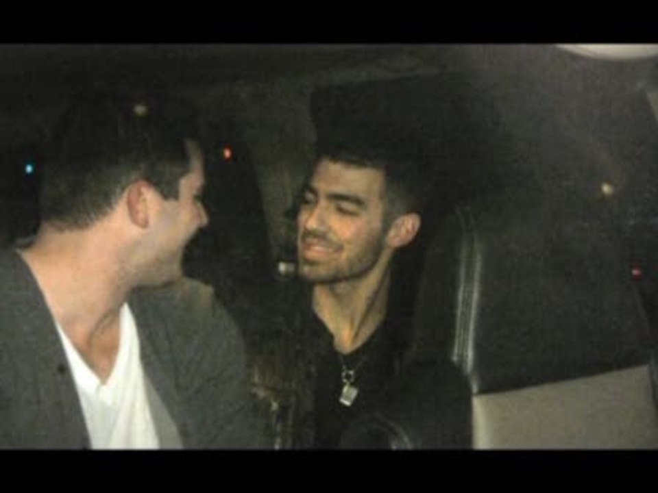 Joe Jonas da una entrevista en calzoncillos