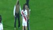 Los aficionados de River Plate invaden el campo para recriminar a los futbolistas