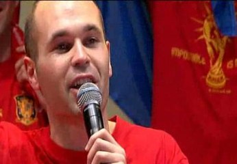 Video herunterladen: Iniesta nunca olvida sus orígenes