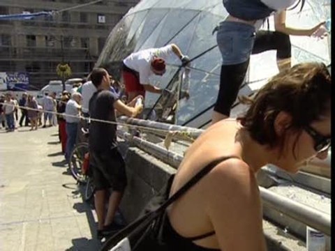 Los 'indignados' de Sol levantan el campamento