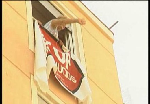 Los indignados consiguen evitar el desagucio de unos jubilados en Elche