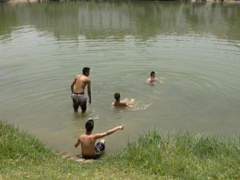 Aire acondicionado y duchas frías para combatir el calor de Sevilla
