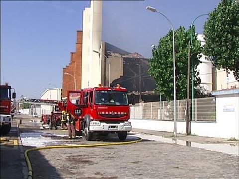 El fuego calcina una fábrica de Sant Adrià