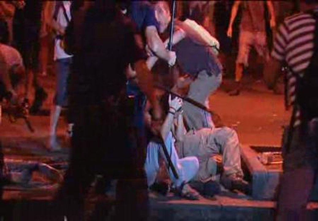 Una contundente carga policial marca la tercera noche de protestas de los indignados en Madrid