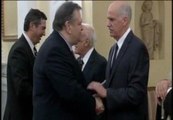 Papandreu confía las finanzas a un rival