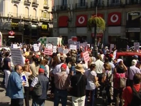 Cientos de pensionistas se manifiestan en Sol