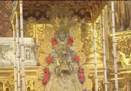 Los devotos de la Virgen del Rocío sacan a la Blanca Paloma de procesión