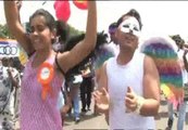 Cientos de personas participan en el Orgullo Gay indio