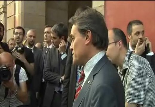 Los diputados abandonan tranquilamente el Parlament tras una tensa jornada