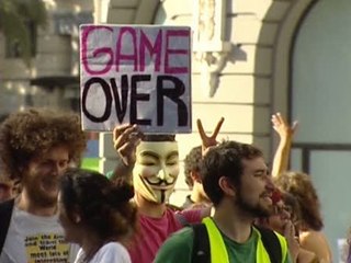 Télécharger la video: Concentración de unos 150 'indignados' frente al Congreso