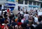 Los manifestantes protestan ante la casa de Rita Barberá