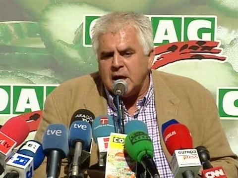 Asociación de agricultores reparte frutas y verduras en Madrid