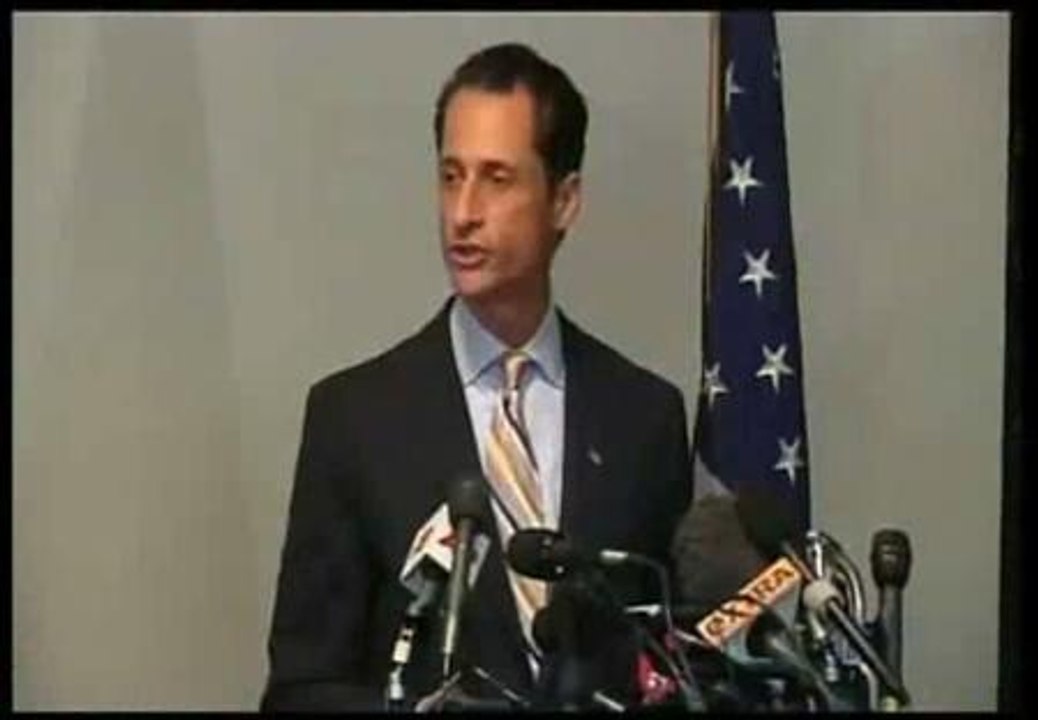 Dimite el congresista demócrata de las fotos eróticas por Internet