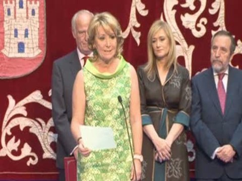 Una emocionada Aguirre toma posesión de su cargo