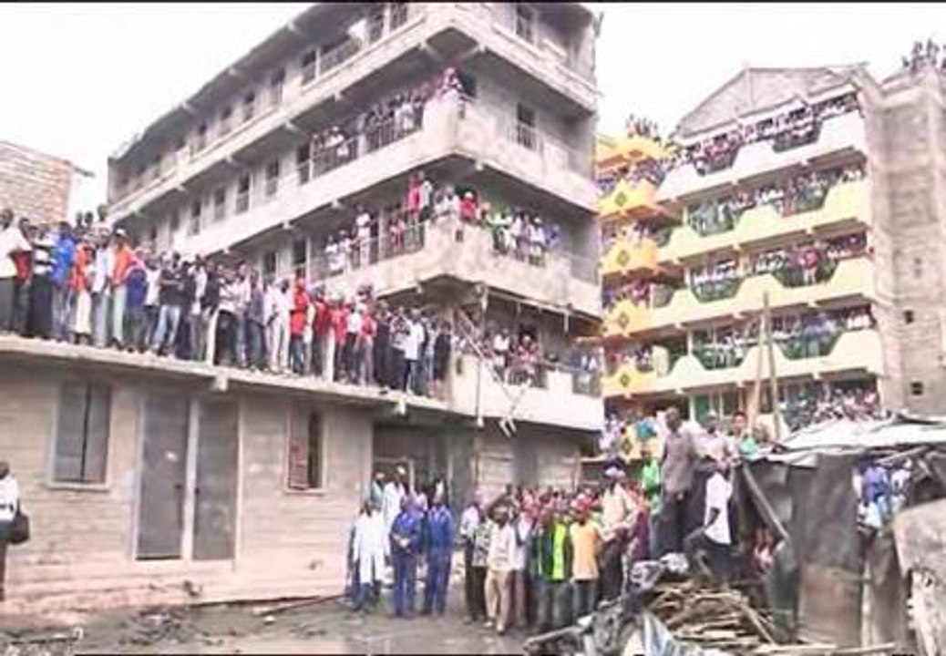 Al menos dos muertos tras derrumbarse un edificio en Nairobi