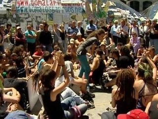 Los 'indignados' debaten sobre el futuro del campamento