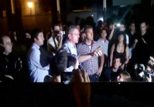 Protesta en el domicilio del alcalde contra el traslado de las fiestas de Chueca