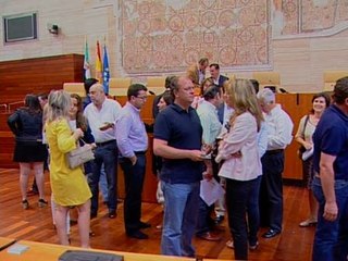 Monago a la "espera" de la decisión de IU