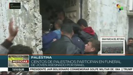 Palestinos participan en funeral de víctima asesinada en Gaza