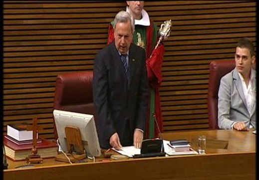 Un crucifijo adorna la mesa de las Cortes Valencianas