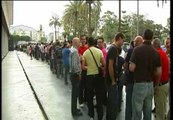 Miles de aficionados del Málaga se acercan a las taquillas para sacar su abono