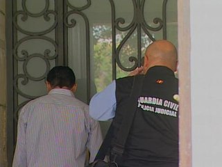 Tres enmascarados armados asaltan una casa