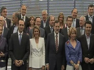 Rajoy reparte rodajas de pepino antes del almuerzo en Génova