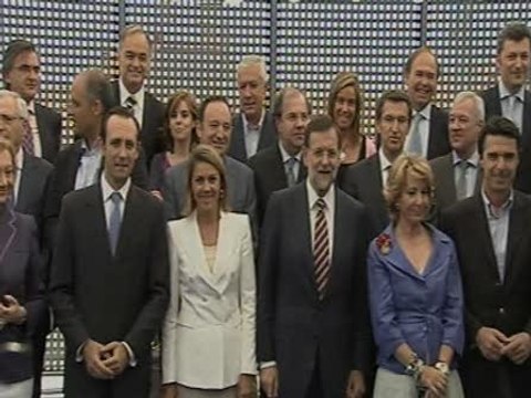 Rajoy reparte rodajas de pepino antes del almuerzo en Génova