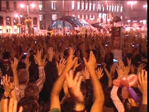 Miles de personas hacen un 'grito mudo' en Sol para iniciar la jornada de reflexión