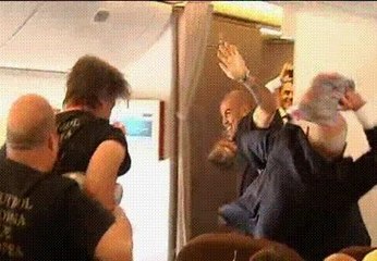 El FC Barcelona celebra la Champions también en el avión