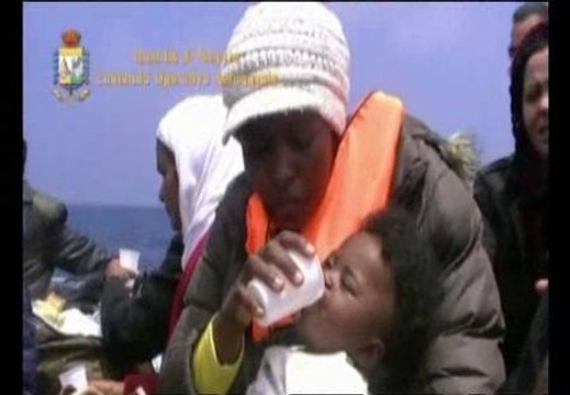 Llegan tres barcazas con 1856 inmigrantes a la isla de Lampedusa