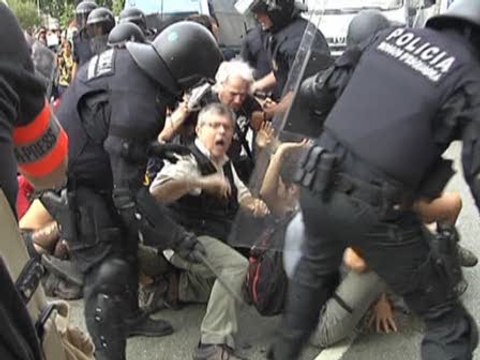 Los Mossos cargan contra los 'indignados'