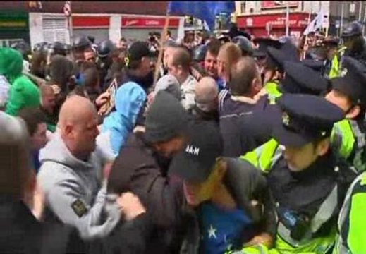Policía y manifestantes se enfrentan en Dublín