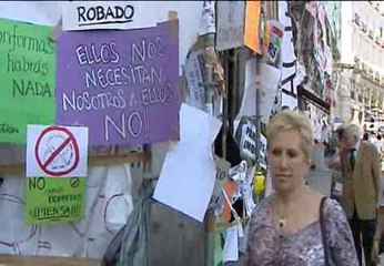 Los &#039;indignados&#039; retirarán los carteles en los pequeños comercios