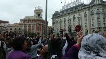Los manifestantes simulan el sonido del corazón de la España rural en la plaza de Neptuno de Madrid.