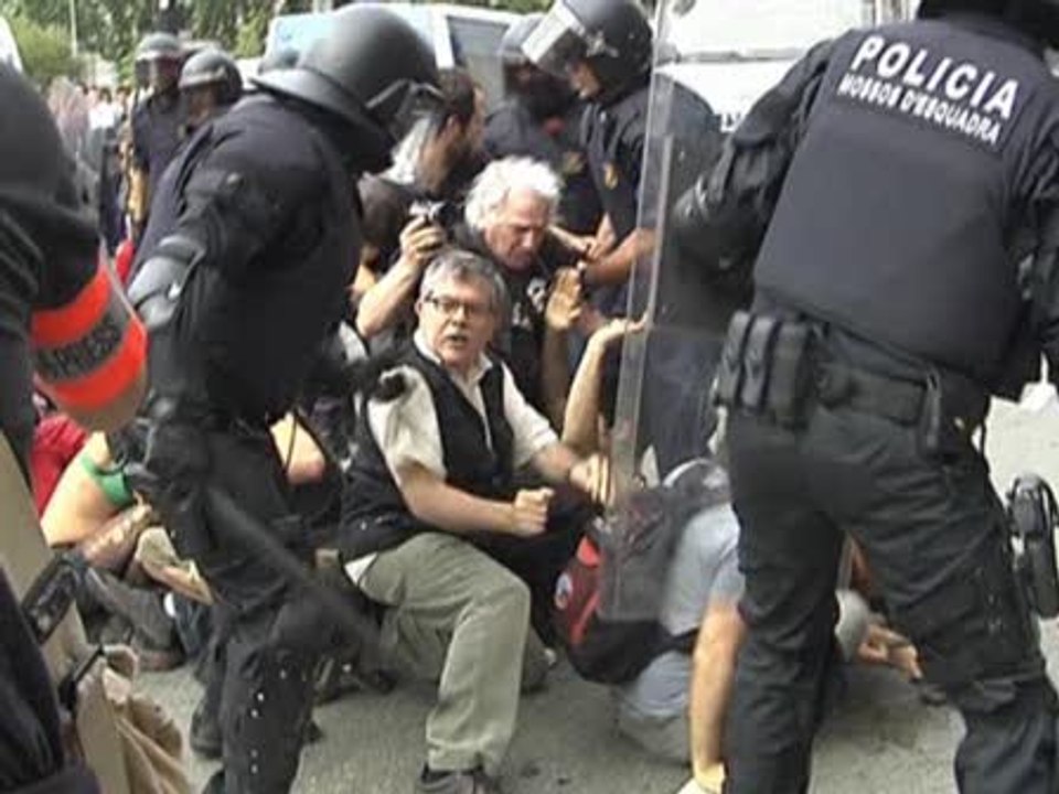 Batalla campal en la Plaza de Catalunya