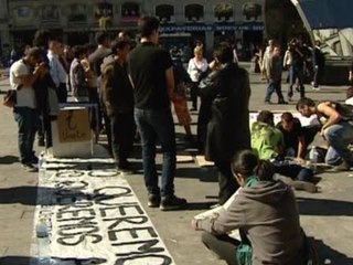 Protestan por la situación del país acampando en la Puerta del Sol
