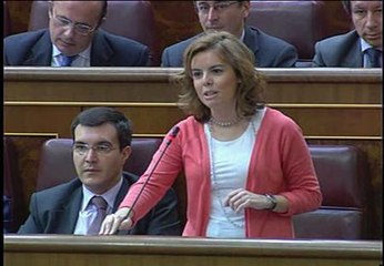 Sáenz de Santamaría: "El PSOE no llena los mítines porque tiene a reventar la cola del paro"