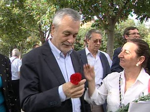 Griñán aconseja a los jóvenes que emitan un voto en positivo