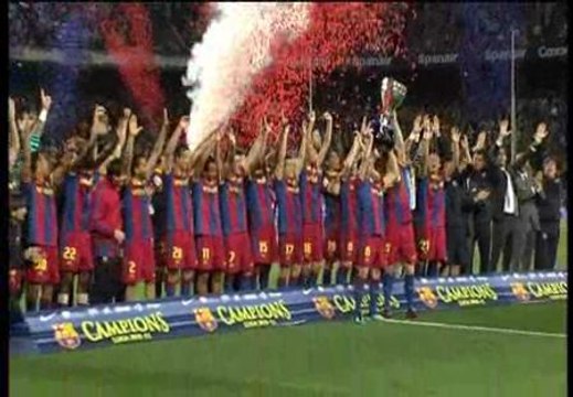 El Barça recibe el trofeo de campeón de Liga