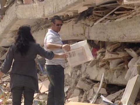 Los vecinos de Lorca recogen sus pertenencias